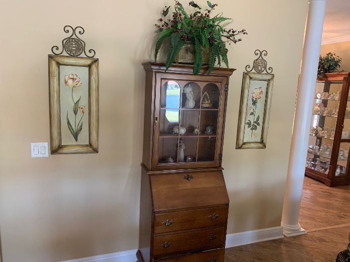 Beautiful secretary in perfect condition with key. 