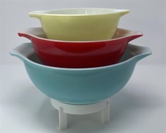 Hard to find JAJ Pyrex pieces and sets from "across the pond!"