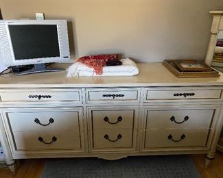 Dresser with mirror, not attached