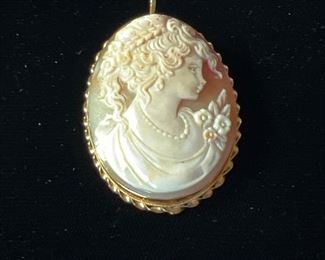 Cameo Pin/Pendant marked 750 18K Gold