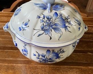 Lune29 by Luneville round covered soup/vegatable bowl made in France - rare find