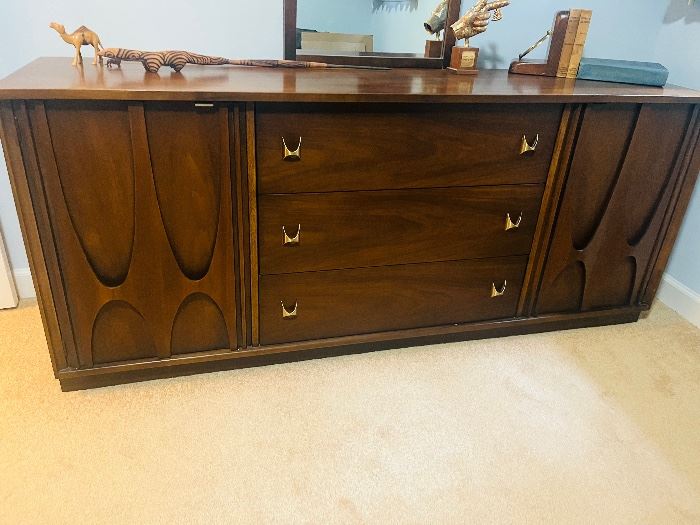 Wow! Mid century modern Broyhill Brasilia dresser with mirror/credenza