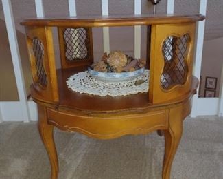 Nice round 2 tier table