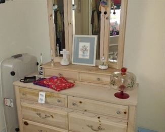 Nice Broyhill dresser and mirror topper