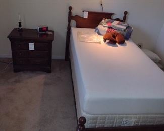 Twin bed with clean memory foam mattress