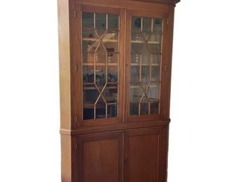 $600 - Sheraton Style Antique Glass Front Bookcase/Curio Corner Hutch CD131-18 Description: Mahogany Sheraton Style Display Cabinet. Toped with English Georgian cornice detail and center finial having glass doors display case with four shelfs, lower 2 door cabinet with two shelfs. Good condition traditional Sheraton Style Display cabinet.
Condition: Used in very good condition.
Dimensions: 53 x 22 x 91"H
Local pick up Leesburg, VA. Contact us for shipper suggestions.