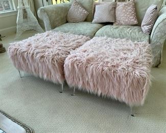 $250 - Pair of Pier 1 Jean Luxe Faux Fur Acrylic Leg Ottoman in Pink CD131-24 Description: Our faux fur ottoman adds a retro and groovy touch to your living room, bedroom or entryway. Featuring adorable shag fur, the comfort of a high density foam cushioned seat, this adorable pop of color accent piece can be mixed and matched, and provides not only dual functionality but also a focal point of style and flair that seamlessly incorporates your main decor to create an inviting and comfortable atmosphere to come home to. This ottoman is ideal for a kids to dorm rooms and everything in between.
Condition: Good used condition with expected signs of wear.
Dimensions: 33 x 33 x 20 in
Local pick up Leesburg, VA. Contact us for shipper suggestions.