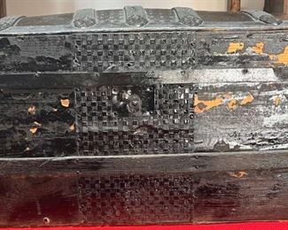 Medium Camel Back
This is a medium size Camel Back. pretty plain, with tray. Lock latch and handles are missing. Not much to look at as is, but ready for someone to restore it to a beautiful piece.

*Please note we can ship this item although it is marked pickup only, just know there will be additional costs.

26L x 13D x 16H