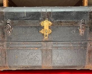 1880's Beveled Flat Top Featuring Slat End Hardware
This trunk would be considered a Beveled Flat Top trunk with slat end hardware. Patent dates of October 29th, 1877. A true Antique Trunk. Most all patent dates were used within ten years.

It also has Charles Taylor #2 latches or bolts which date to March 31st, 1882. John H. Sessions produced these latches and at some point, gave or sold the patent to Charles Taylor.

All in all, a very sturdy built trunk that should last another 125 years. Enjoy!

*Please note we can ship this item although it is marked pickup only, just know there will be additional costs.

29L x 19 D x 19H