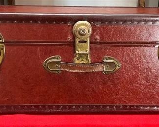 1900's Red Army Like Locker
This would be considered a 1900s piece. A very nice clean piece.

*Please note we can ship this item although it is marked pickup only, just know there will be additional costs.

30L x 16D x 13H