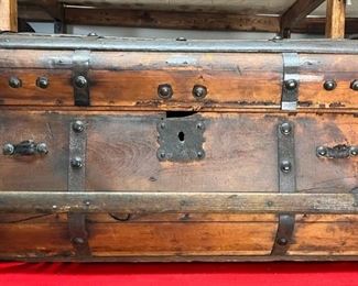 1800's Four Ban Jenny Lind
A very old 4 ban Jenny Lind. With original brass buttons and a good chance that the lock plate is brass. Most people believe that Jenny Linds were made in and after 1850 but they can be traced back to the 1830s in England. All original, never restored inside or out. No key, no hinges. 

*Please note we can ship this item although it is marked pickup only, just know there will be additional costs.

30L x 19D x 18H