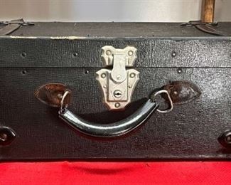 1920's Shwayder (Samsonite) Suitcase
Shwayder was the family name of what became the Samsonite Company we know today. They did make trunks from 1920 – 1930. It is in fair shape inside and out.

*Please note we can ship this item although it is marked pickup only, just know there will be additional costs.

26l x 14D x 8H