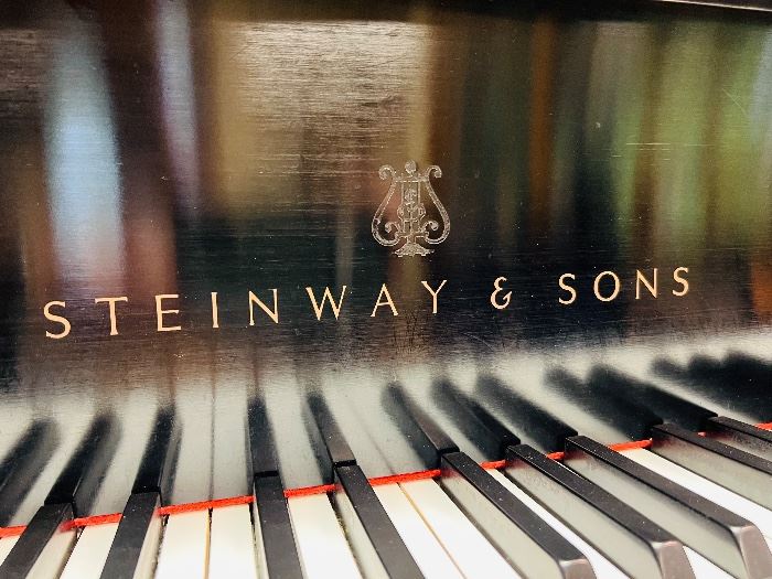 Steinway & Sons Baby Grand Piano model L499854
