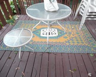 Complete and instant set for your deck or patio is available at this sale