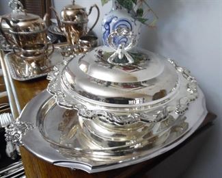 \Many many nice silverplate pieces