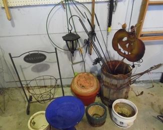 Just look at that vintage barrel, and other assorted pots and decorative garden items