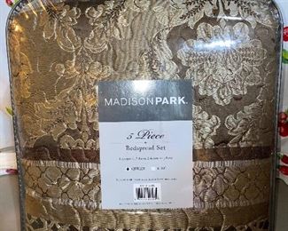 Madison Park 5 Piece Bedspread Set Bedspread, 2 Shams, 2 decorative pillows Queen New $30.00