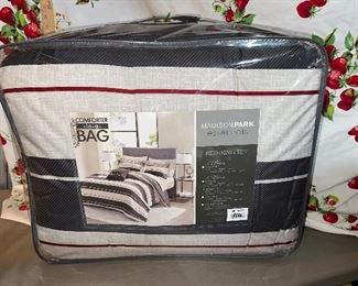 Madison Park Queen Bedding Set Comforter, 2 Shams, 1 flat Sheet, 1 Fitted Sheet, 2 Pillow Cases 1 decorative Pillow $45.00 New