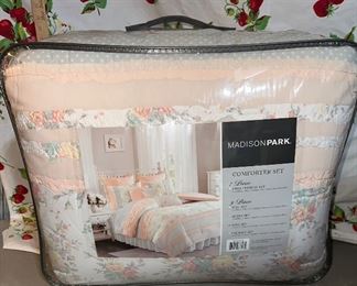 Madison Park 9 Piece Comforter Set King Comforter, 2 shams, Bed Skirt, 2 Euro Shams and 3 Decorative Pillows $55.00 New