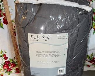King Truly Soft Comforter with 2 Shams $18.00 New
