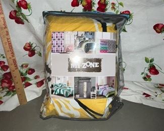 Mi Zone Full/Queen Duvet Cover 2 Shams and one Pillow $20.00
