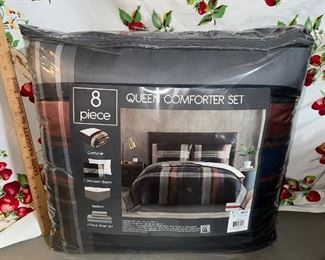 8 Piece Queen Comforter Set NEW Comforter, 2 Shams, Bedskirt and 4 Piece Sheet Set $55.00
