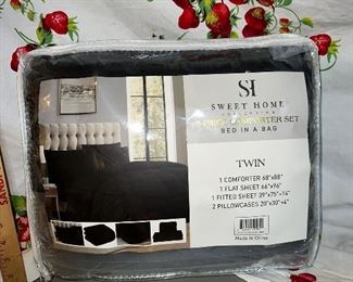 Twin Sweet Home Collection NEW Comforter Flat Sheet Fitted Sheet and 2 Pillow Cases $28.00