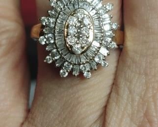 14K Gold & Diamond Ring.