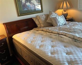 Beautiful Thomasville bedroom set 