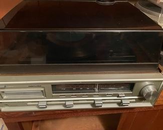 Soundesign receiver and turntable.