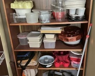 Assorted kitchen items.