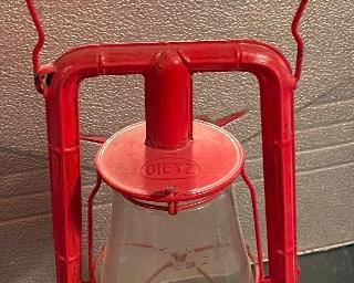 VINTAGE RED DIETZ JR NO. 20 RAILROAD LANTERN HURRICANE KEROSENE OIL LAMP.