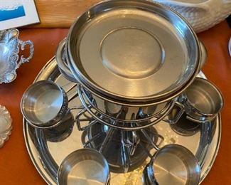 Tramontina 17-piece fondue set.