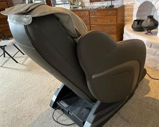 Brookstone OSIM OS-7430 uAstro Massage Chair	46 x 33 x 58in	HxWxD
