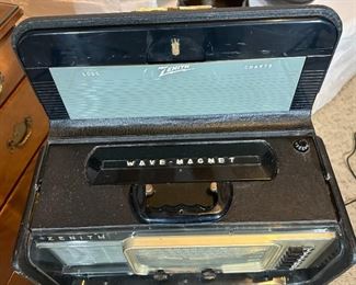 Zenith Trans-Oceanic B600 Tube Shortwave Radio	11.5 x 17.2,5 x 8in	HxWxD
