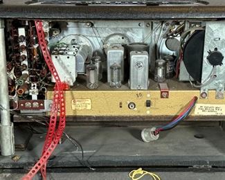 Zenith Trans-Oceanic B600 Tube Shortwave Radio	11.5 x 17.2,5 x 8in	HxWxD
