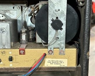 Zenith Trans-Oceanic B600 Tube Shortwave Radio	11.5 x 17.2,5 x 8in	HxWxD
