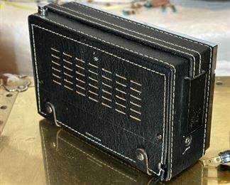 Vintage Zenith R75-Y2 Chassis 26-1 Portable Transistor Radio	5.25 x 8.5 x 3.25in	HxWxD
