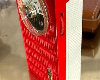 Zenith Royal 50 Red & White AM Transistor Radio Leather Case  in Box	Box: 2.5 x 6.2,5 x 6.25in	HxWxD
