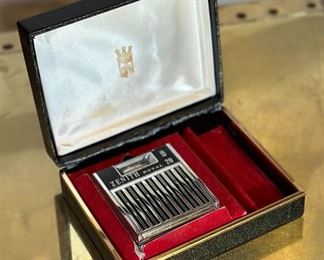 Zenith Royal 20 Radio in box	1.5 x 5.5 x 4.25in	HxWxD
