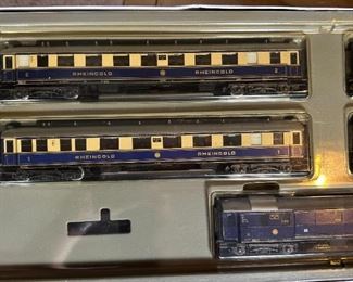 Marklin HO 4228 Rheingold 5 Car Passenger  H0 Train Set Märklin Express	Box: 2x25.25x9.5in	HxWxD

