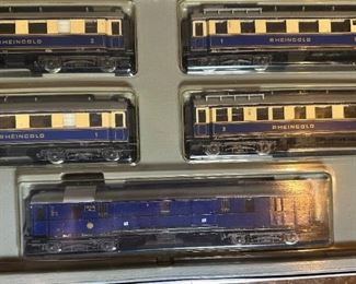 Marklin HO 4228 Rheingold 5 Car Passenger  H0 Train Set Märklin Express	Box: 2x25.25x9.5in	HxWxD
