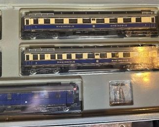 Marklin HO 4228 Rheingold 5 Car Passenger  H0 Train Set Märklin Express	Box: 2x25.25x9.5in	HxWxD
