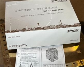 FALLER 130918 Town House Model Goethestr  New Boxed Town House Unbuilt HO Scale	Box: 3.4x14.25x11in	HxWxD
