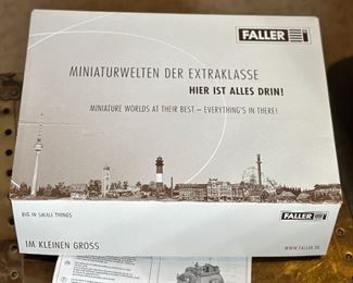 FALLER 130918 Town House Model Goethestr  New Boxed Town House Unbuilt HO Scale	Box: 3.4x14.25x11in	HxWxD
