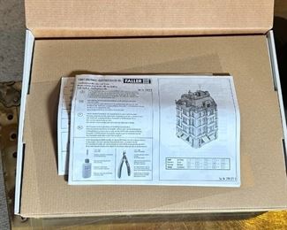 FALLER 130918 Town House Model Goethestr  New Boxed Town House Unbuilt HO Scale	Box: 3.4x14.25x11in	HxWxD
