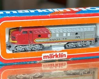 Marklin 3060  HO Scale Santa Fe Diesel Locomotive Toy Train Märklin	Box: 2x9.25x3.75	HxWxD
