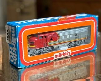 Marklin 3060  HO Scale Santa Fe Diesel Locomotive Toy Train Märklin	Box: 2x9.25x3.75	HxWxD
