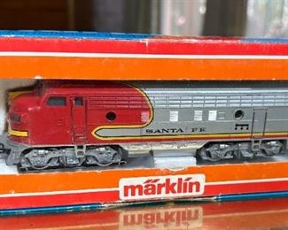 Marklin 3060  HO Scale Santa Fe Diesel Locomotive Toy Train Märklin	Box: 2x9.25x3.75	HxWxD
