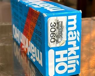 Marklin 3060  HO Scale Santa Fe Diesel Locomotive Toy Train Märklin	Box: 2x9.25x3.75	HxWxD
